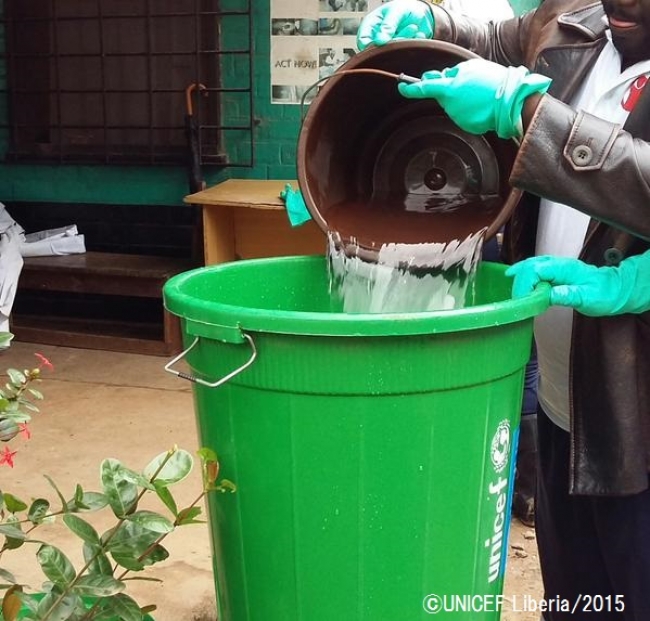 マルギビ郡での感染を受け、手洗い用バケツを準備するスタッフ。©UNICEF Liberia_2015