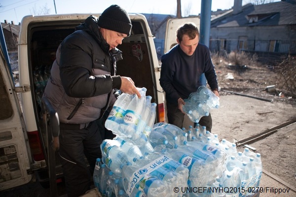 ドネツク州に水を運ぶボランティアのスタッフ。© UNICEF_NYHQ2015-0279_Filippov
