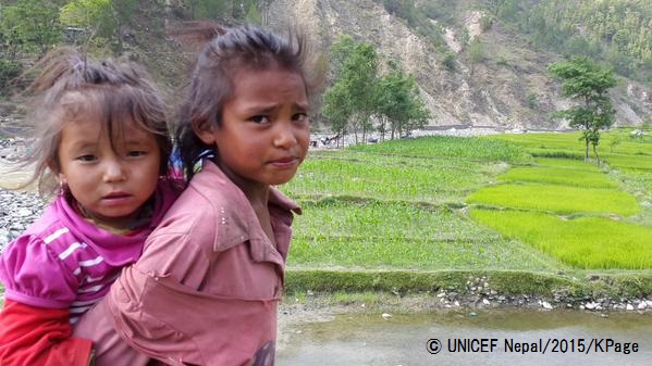 地震の被害に遭ったネパールの女の子たち。© UNICEF Nepal_2015_KPage