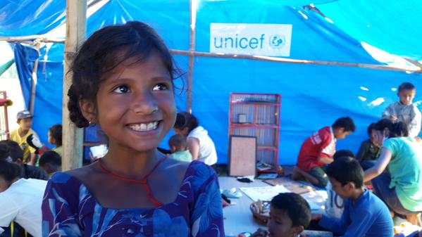 ユニセフが支援する子どもにやさしい空間で笑顔を見せる女の子。© UNICEF Nepal_2015_KPage