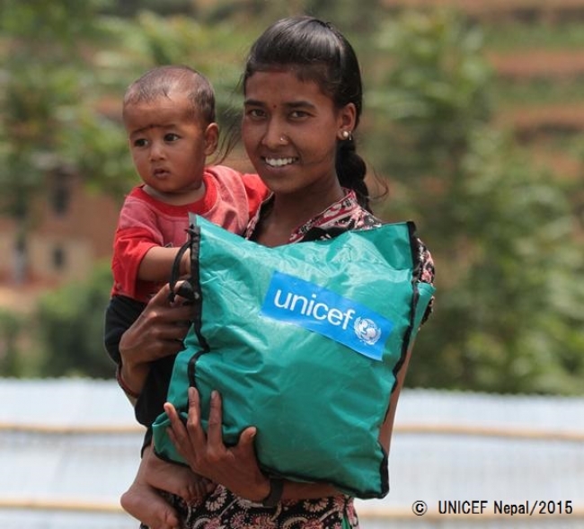 ユニセフの衛生キットを受け取った親子。©　UNICEF Nepal_2015