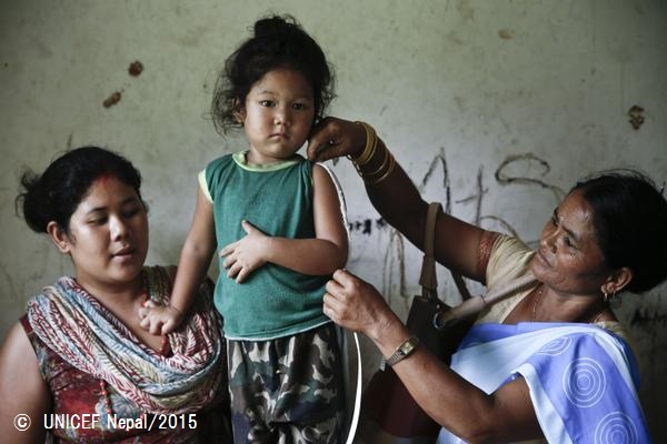 健康状態の検査を受ける子ども。©　UNICEF Nepal_2015