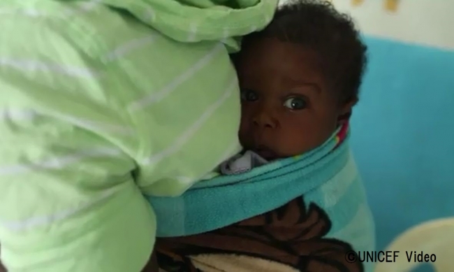 出生登録を行う移動チームから出生登録書の発行を待つ3カ月の赤ちゃん。©UNICEF Video