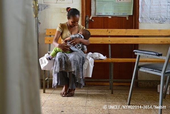 病院でカウンセリングの間に休憩を取り、母乳を与える母親。（エチオピア）© UNICEF_NYHQ2014-3654_Nesbitt