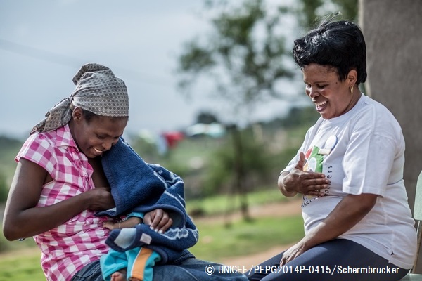 母乳育児の方法を教わる母親。（南アフリカ）© UNICEF_PFPG2014P-0415_Schermbrucker
