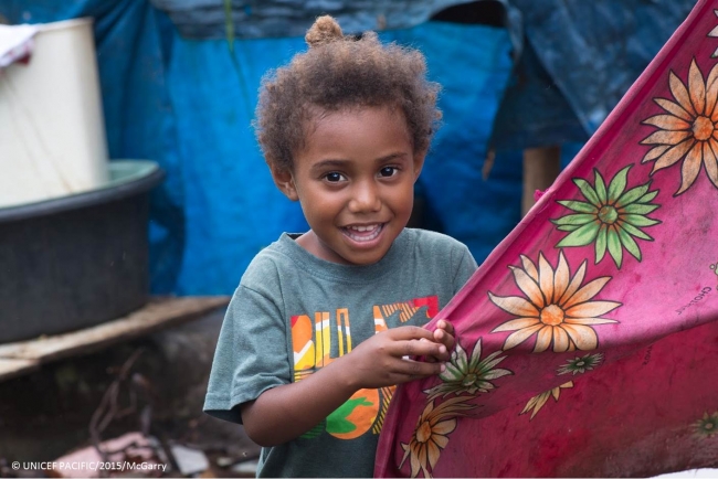 © UNICEF PACIFIC_2015_McGarry 　サイクロンから3カ月後、笑顔を見せるレイチェルちゃん