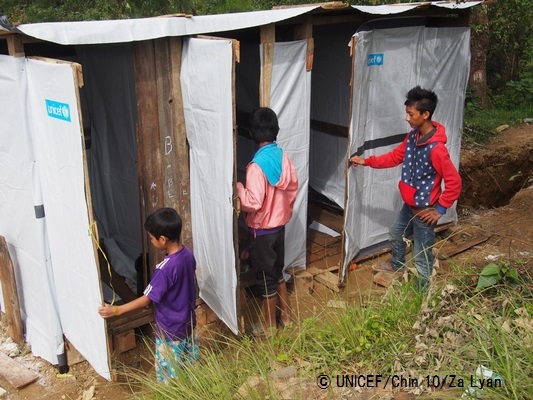 ユニセフの支援で地元の市場で入手可能な材料を利用して作られた仮設のトイレを使う子どもたち。© UNICEF_Chin 10_Za Lyan