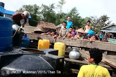 ユニセフは子どもたちの健康を守るため、被災した地域に安全な水を供給。© UNICEF Myanmar_2015_Than Tin