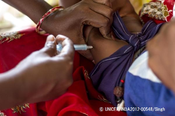 破傷風の予防接種を受ける赤ちゃん。© UNICEF_INDA 2012-00548_Singh