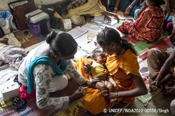 破傷風の予防接種を受ける赤ちゃん。© UNICEF _INDA2012-00556_Singh