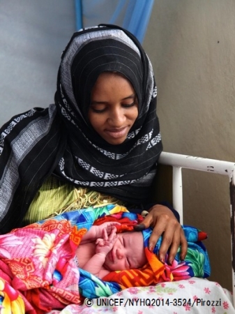 生まれたばかりの赤ちゃんを抱く母親。（エリトリア）© UNICEF_NYHQ2014-3524_Pirozzi