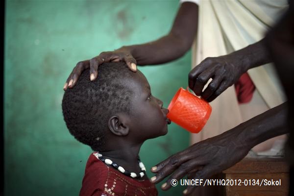 虫下し剤を飲む男の子。（南スーダン）© UNICEF_NYHQ2012-0134_Sokol