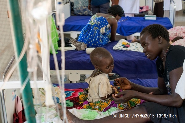 急性栄養不良に陥り、治療ケアを受ける3歳の子ども。© UNICEF_NYHQ2015-1396_Rich