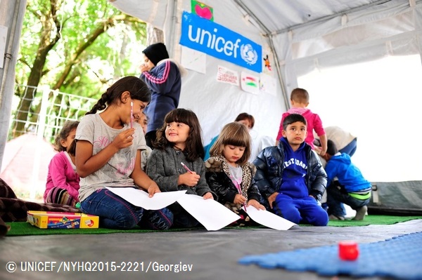 マケドニア旧ユーゴスラビア共和国との国境に位置するセルビアのプレシェヴォに設置された「子どもにやさしい空間」でアクティビティに参加する子どもたち。© UNICEF_NYHQ2015-2221_Georgiev