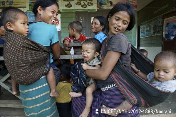 保健センターで診察の順番を待つ親子たち。（ラオス）© UNICEF_NYHQ2012-1888_Noorani 