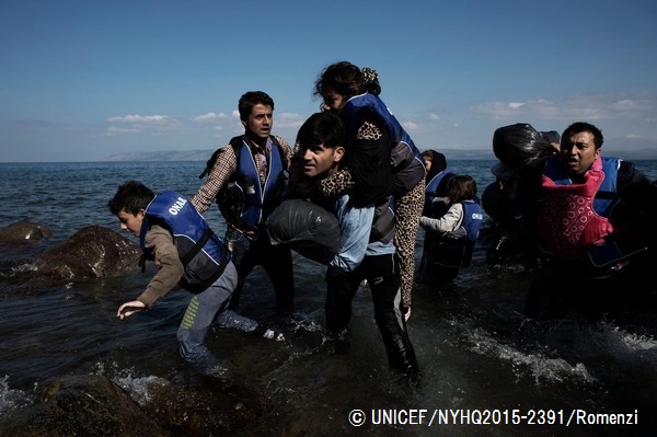 シリアから逃れ、エーゲ海の北東部レスボス島に辿り着いた人々。© UNICEF_NYHQ2015-2391_Romenzi