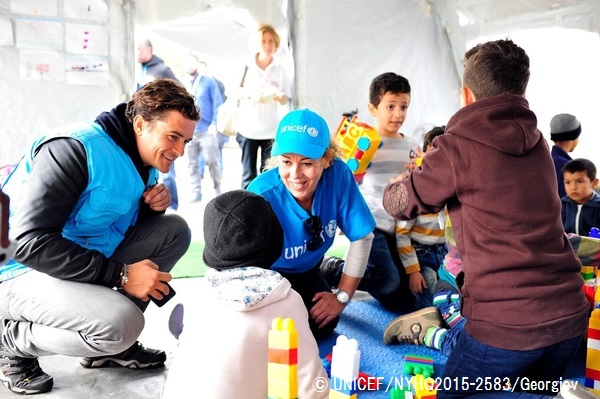 9月30日、オーランド・ブルーム親善大使がマケドニア旧ユーゴスラビア共和国との国境に位置するセルビアのプレシェヴォに設置されたユニセフの「子どもにやさしい空間」を訪問。© UNICEF_NYHQ2015-2583_Georgiev