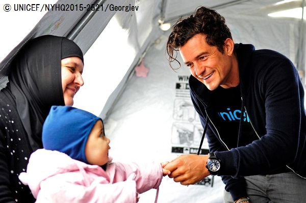 9月29日、ギリシャとの国境近くにあるマケドニア旧ユーゴスラビア共和国のゲヴゲリヤの一時受け入れ所に設置された「子どもにやさしい空間」を訪問したオーランド・ブルーム親善大使。© UNICEF_NYHQ2015-2521_Georgiev