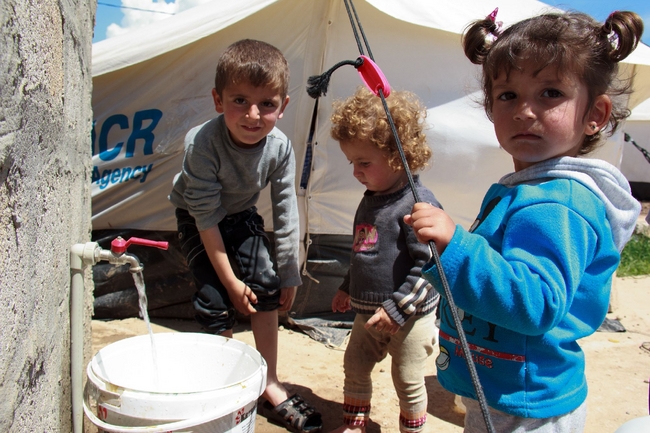 難民キャンプで水汲みをする子どもたち（イラク・ドミズ難民キャンプ）© UNICEF/Iraq