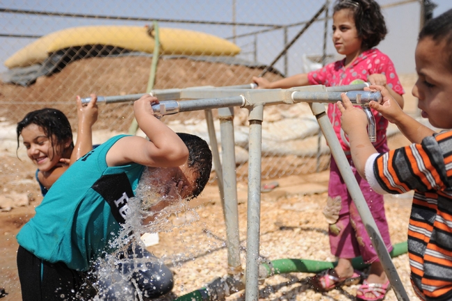 難民キャンプで水浴びをする子どもたち（ヨルダン・ザータリ難民キャンプ） ©UNICEF/PFPG2012P-DSC/9332/KATE BROOKSJORDAN