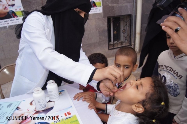 ワクチンの投与を受ける女の子。©UNICEF Yemen_2015