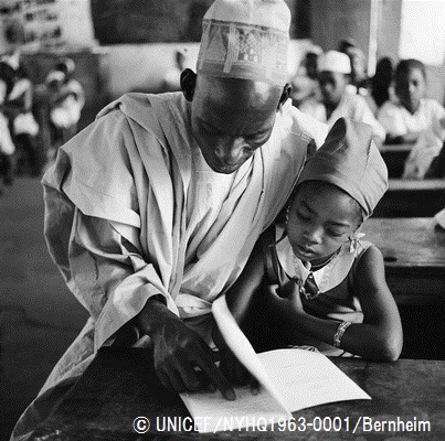 1963年、ナイジェリアの小学校で読み書きを学ぶ女の子。© UNICEF_NYHQ1963-0001_Bernheim