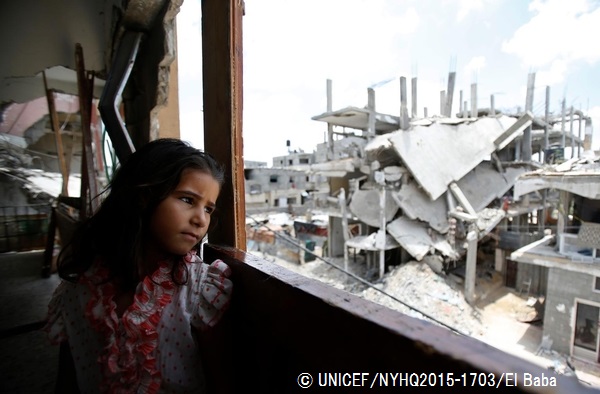 空爆で破壊された自宅から外を眺めるパレスチナの少女。※本文との直接の関係はありません。© UNICEF_NYHQ2015-1703_El Baba