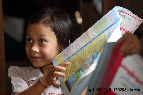 授業を受ける3年生の女の子。© UNICEF_UNI180253_Holmes