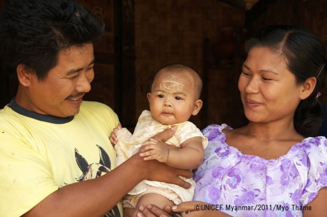 ミャンマーの親子。©UNICEF Myanmar_2011_Myo Thame