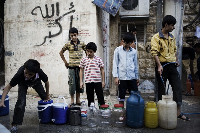 水汲みに並ぶ子どもたち（シリア）(c)Syria_NYHQ2012-1294/ALESSIO ROMENZI