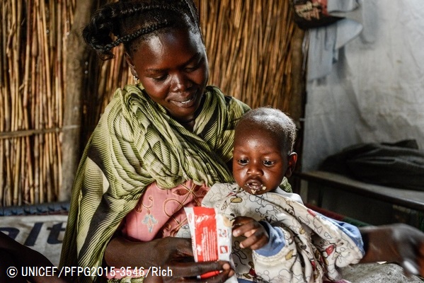 すぐ口にできる栄養治療食を口にする男の子。© UNICEF_PFPG2015-3546_Rich