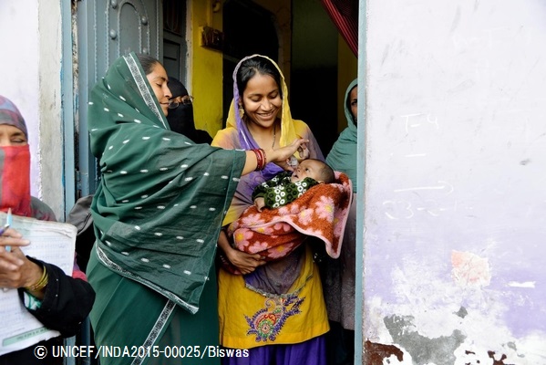 戸別訪問でポリオの予防接種を行う移動チーム。（インド）© UNICEF_INDA2015-00025_Biswas