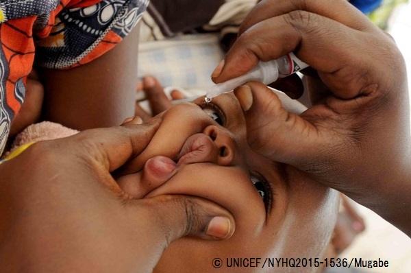 ポリオの予防接種の投与を受ける赤ちゃん。（ルワンダ）© UNICEF_NYHQ2015-1536_Mugabe