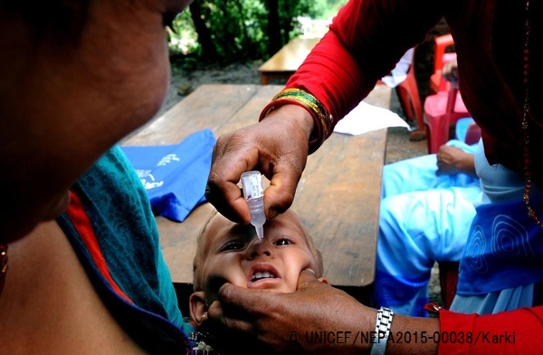 最も甚大な被害を受けた14の郡のうちのひとつ、Kavrepalanchokでポリオの予防接種を受ける子ども。© UNICEF_NEPA2015-00038_Karki