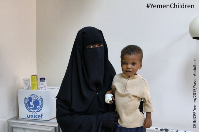 栄養不良の治療ケアを受ける子ども。©UNICEF Yemen_2015_Yassir Abdulbaki