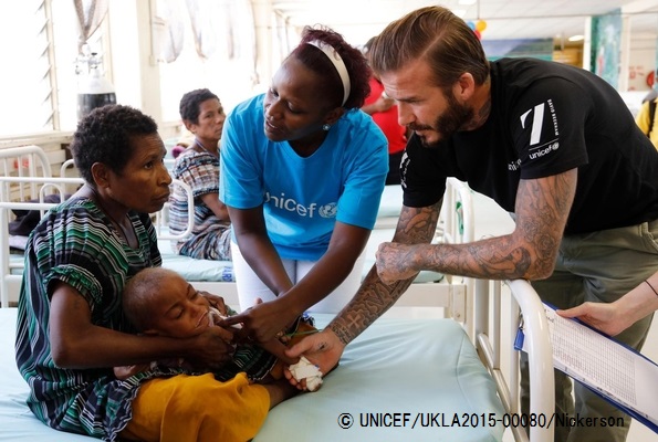 パプアニューギニアのユニセフが支援する病院で栄養不良の治療ケアを受ける子どもたちを訪問したベッカム親善大使。