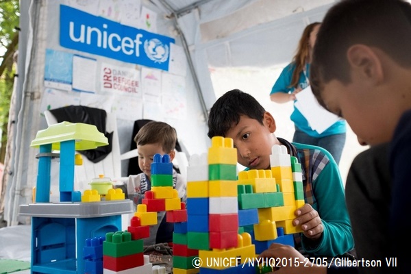 ユニセフが支援する「子どもにやさしい空間」で過ごすアフガニスタン難民の子どもたち。（セルビア）© UNICEF_NYHQ2015-2705_Gilbertson VII