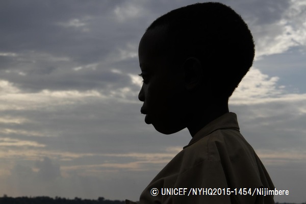ブルンジ北部のキルンド県で、遠くを見つめる10歳の男の子。暴力から逃れるため、最近姉と共にルワンダに避難した。© UNICEF_NYHQ2015-1454_Nijimbere