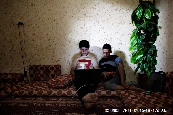 パソコンでゲームをする少年たち。（パレスチナ）© UNICEF_NYHQ2015-1821_d’Aki