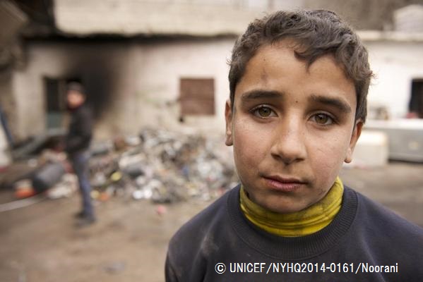家族のために働きながら生活を送るシリア難民の男の子。（トルコ）© UNICEF_NYHQ2014-0161_Noorani