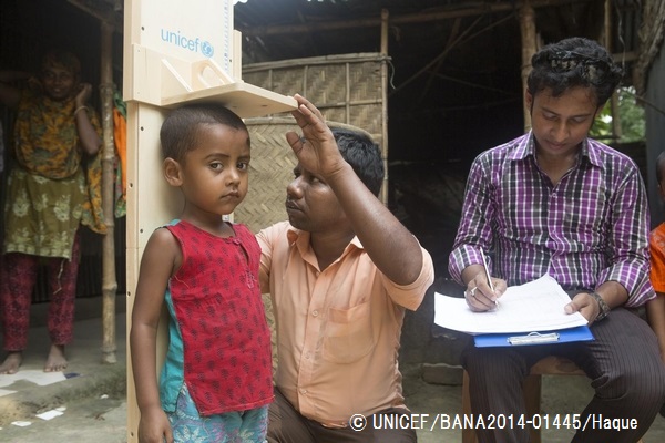 発育測定を受ける子ども。（バングラデシュ）© UNICEF_BANA2014-01445_Haque