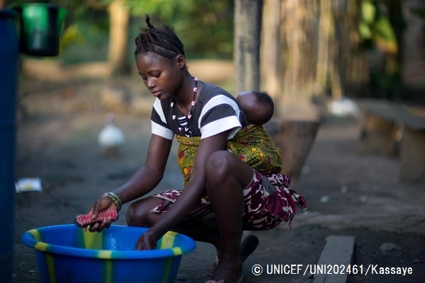 生後半年の赤ちゃんをおんぶして洗濯をする15歳の少女。（チャド）© UNICEF_UNI202461_Kassaye