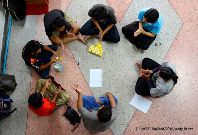 HIVエイズについて学ぶ少年たち。（タイ）© UNICEF Thailand_2015_Andy Brown