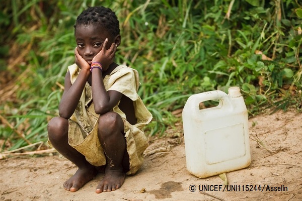 給水タンクの横で座る女の子。（コンゴ民主共和国）© UNICEF_UNI115244_Asselin