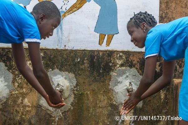 学校のトイレの外で手を洗う生徒たち。（ナイジェリア）© UNICEF_UNI145737_Esiebo