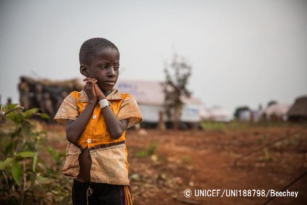 タンザニアの難民キャンプに身を寄せるブルンジの男の子。© UNICEF_UNI188798_Beechey
