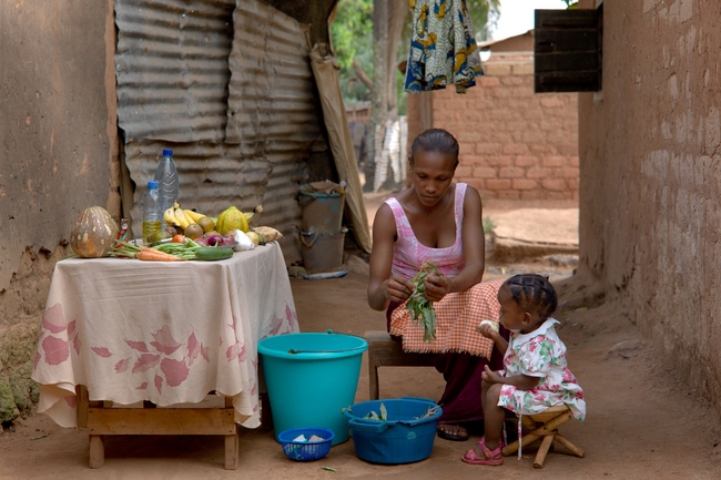首都バンギでフルーツや野菜など、栄養のある、バランスのとれた食事を与える母親。©UNICEF/NYHQ2012-2183/CHRISTINE NESBITT