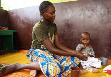小児病棟で、栄養不良の治療を受ける生後12ヶ月のピンガヤちゃん。現在、中央アフリカ共和国全体で、命に関わる栄養不良に苦しむ子どもの数は5万7,000人に上ると推定されている。© UNICEF Central African Republic/2013/Matas