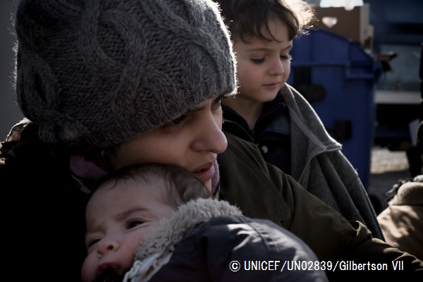 セルビアの国境付近で1歳の息子をあやす、シリア難民の母親。© UNICEF_UN02839_Gilbertson VII