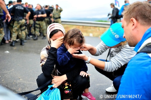 難民の母親や子どもから話を聞くユニセフのスタッフ。（マケドニア旧ユーゴスラビア共和国）© UNICEF_UNI196247
